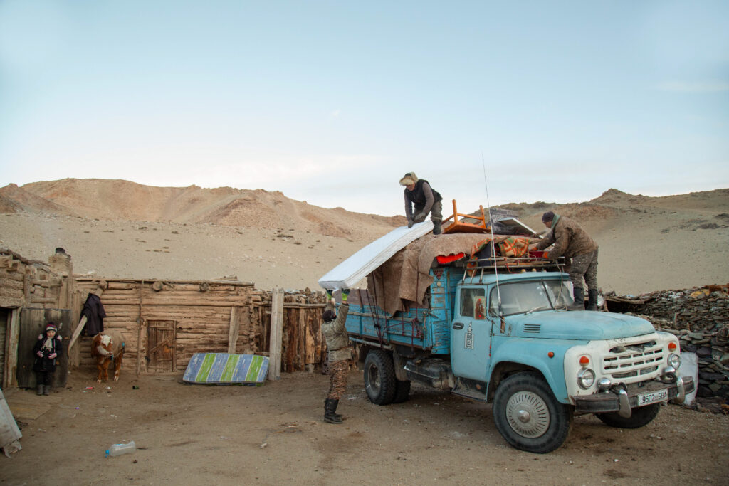 Frame 11 of 15 from Extreme Living – The Winter Migration, a photo essay by Alessandra Manzotti
