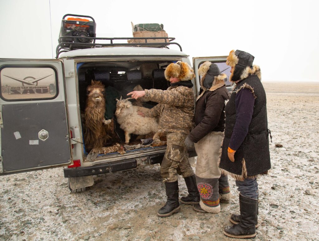 Frame 13 of 15 from Extreme Living – The Winter Migration, a photo essay by Alessandra Manzotti