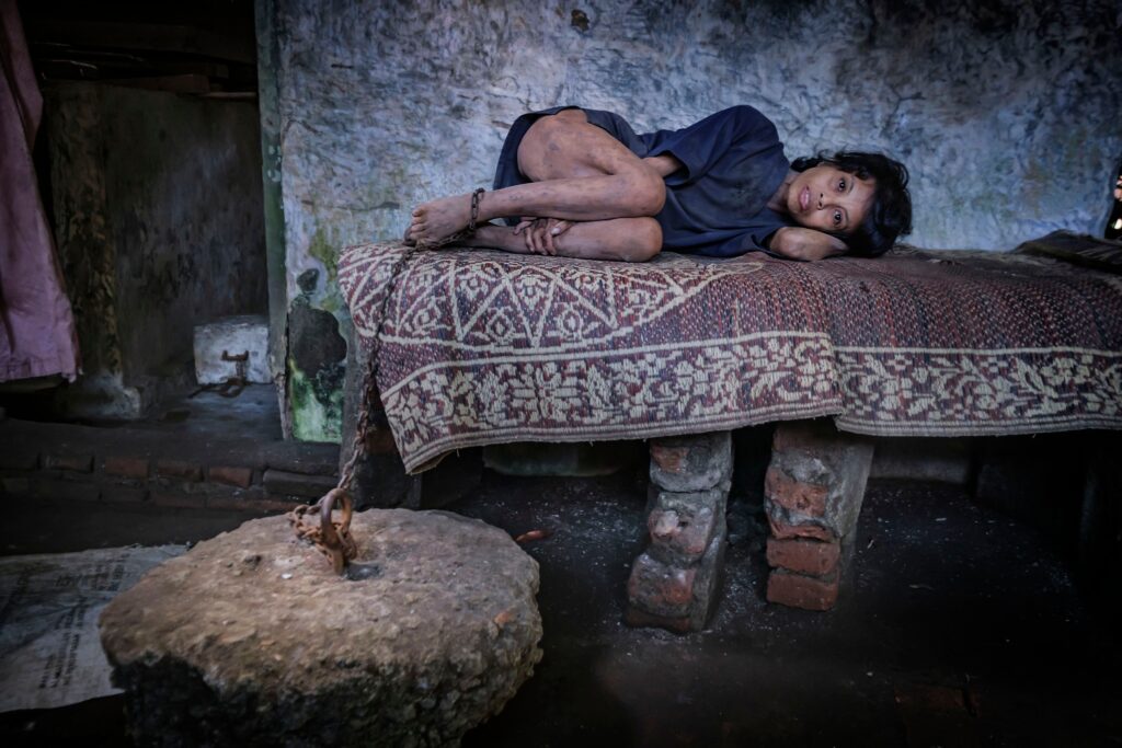 Frame 3 of 15 from Chains of Madness, a photo essay by Alain Schroeder