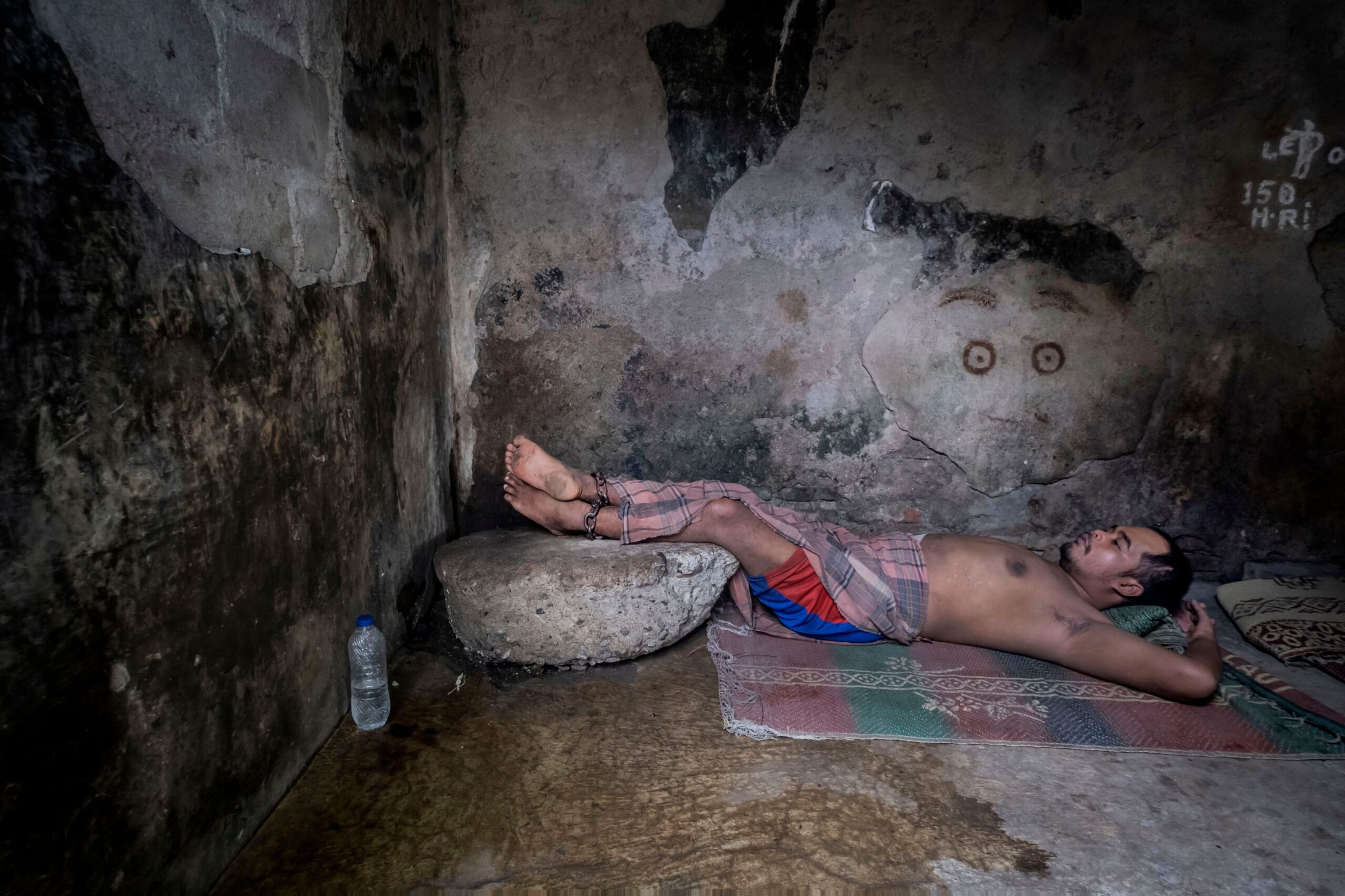 Frame 5 of 15 from Chains of Madness, a photo essay by Alain Schroeder