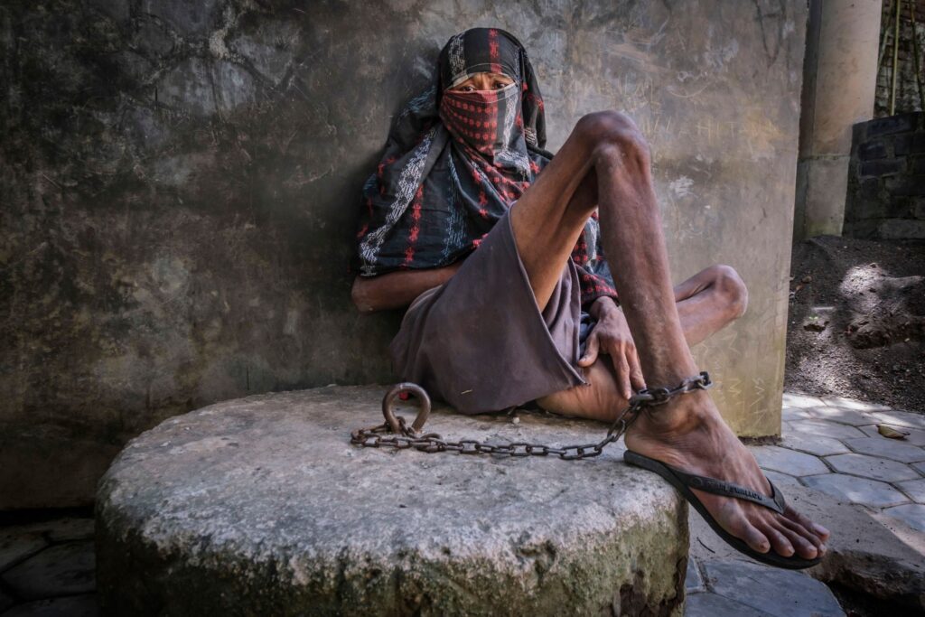 Frame 8 of 15 from Chains of Madness, a photo essay by Alain Schroeder