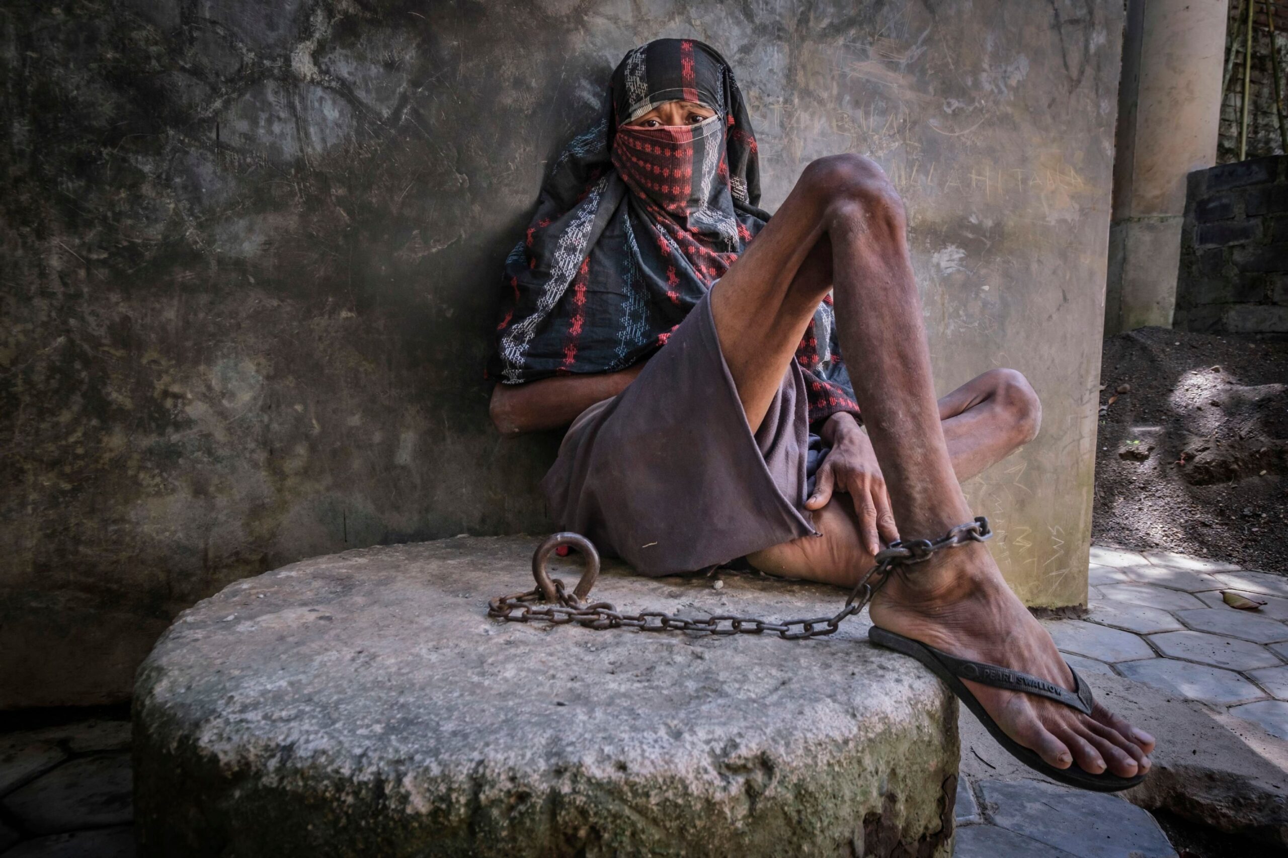 Frame 8 of 15 from Chains of Madness, a photo essay by Alain Schroeder