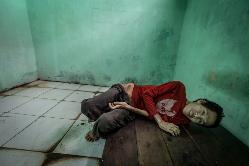 Frame 14 of 15 from Chains of Madness, a photo essay by Alain Schroeder