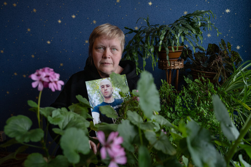 Frame 13 of 14 from Frontlines of Dignity, Shredded Skies and Other Love Stories, a photo essay by Marylise Vigneau