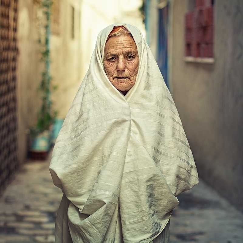 Woman, burqa, white. Portrait photograph by Slim Letaierf, finalist in the Shoot The Frame Portrait photography award, February 2014