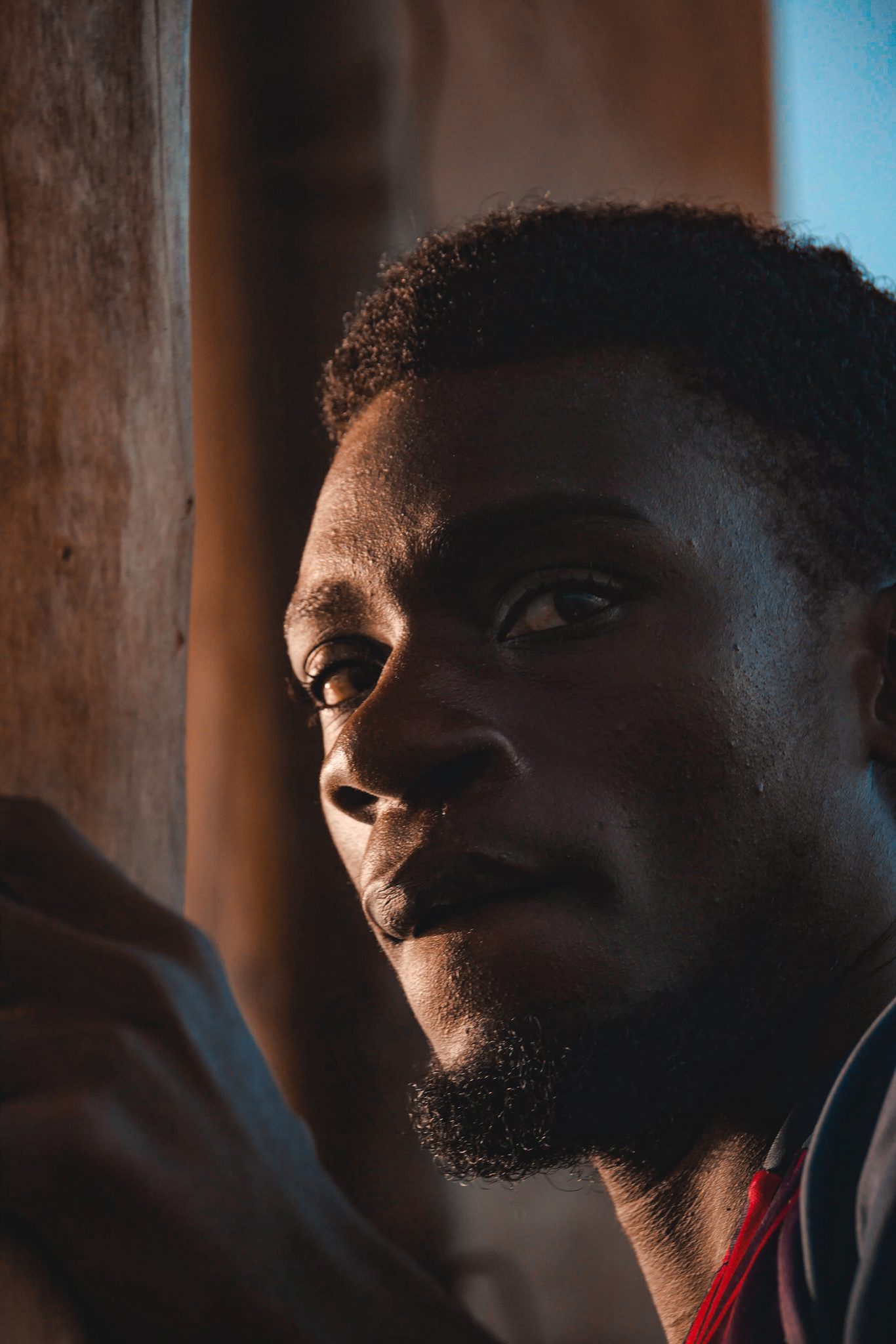 Tanzanian sun worker, Zanzibar, Tanzanie. Portrait photograph by Aymeric Lubot, finalist in the Shoot The Frame Portrait photography award, June 2023
