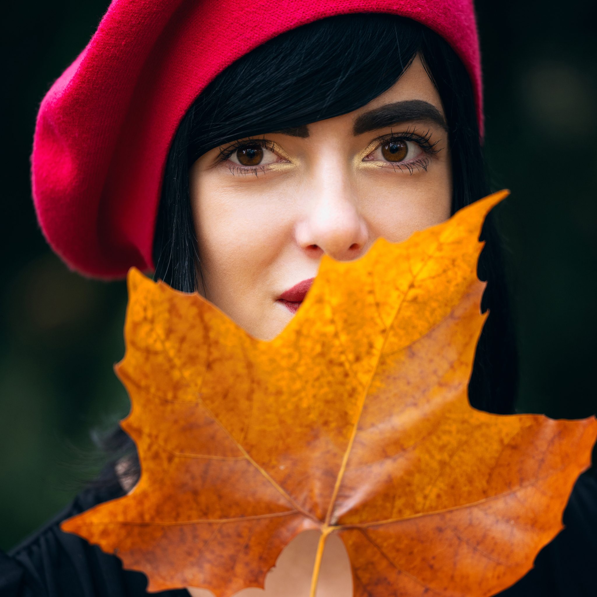 Girl with a leaf, Gdańsk, Polska. Portrait photograph by Dawid Grzeganek, finalist in the Shoot The Frame Portrait photography award, January 2025