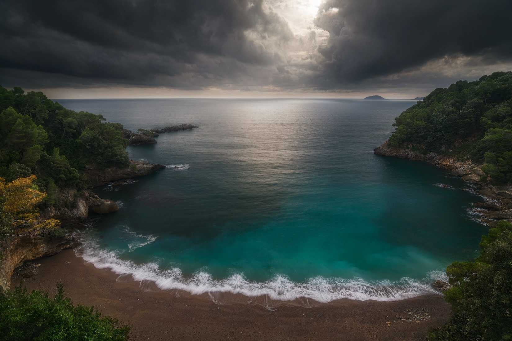 Ocean, waves, water, sand. Landscape photograph by Gianluca Podesta, finalist in the Shoot The Frame Landscape photography award, December 2015