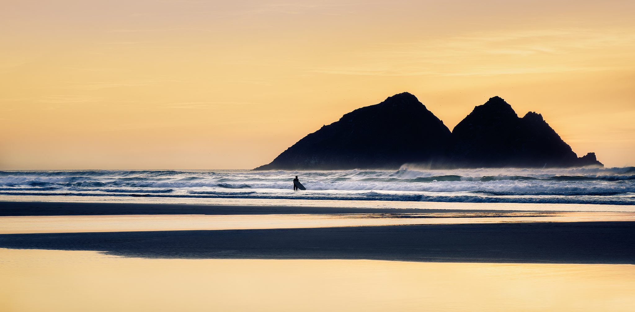 One Last Wave, Holywell, Newquay TR8, UK. Landscape photograph by Tim Burgess, finalist in the Shoot The Frame Landscape photography award, July 2024